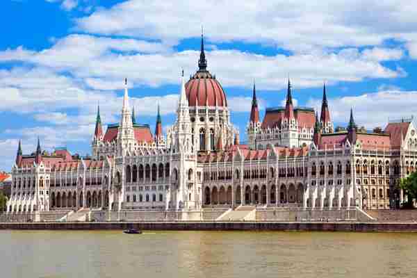 budapest-parlament-building-1500x850__4_.jpg