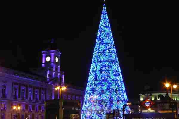 Árbol_de_Navidad_en_la_Puerta_del_Sol,_Madrid,_finales_de_2016,_España.jpg