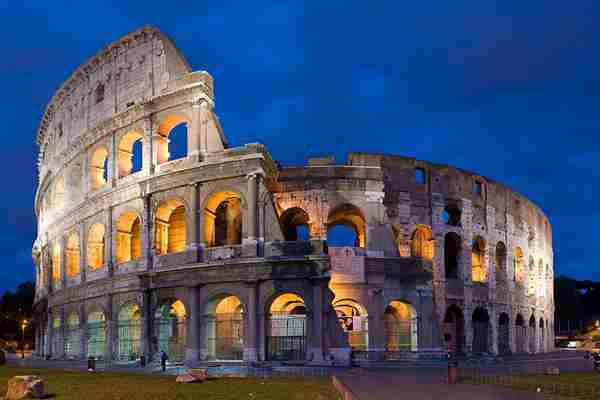 1200px-Colosseum_in_Rome,_Italy_-_April_2007.jpg